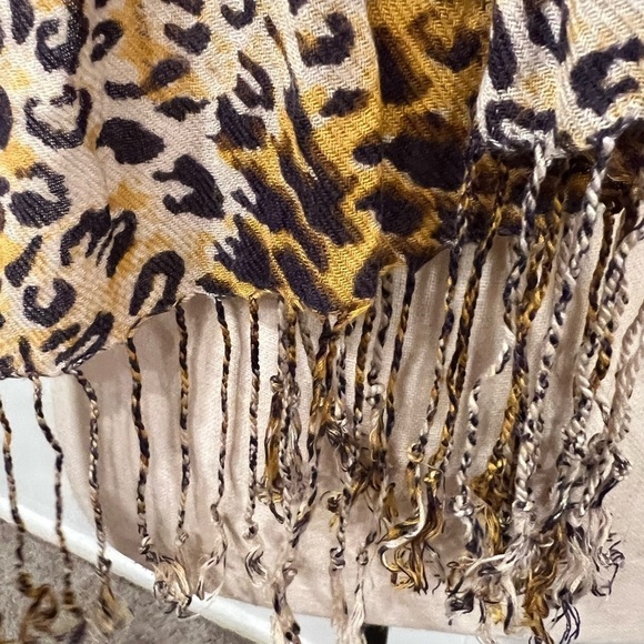 3/$15🎈Animal leopard design print oversized scarf pashmina or shall w/ fringes - Picture 9 of 11